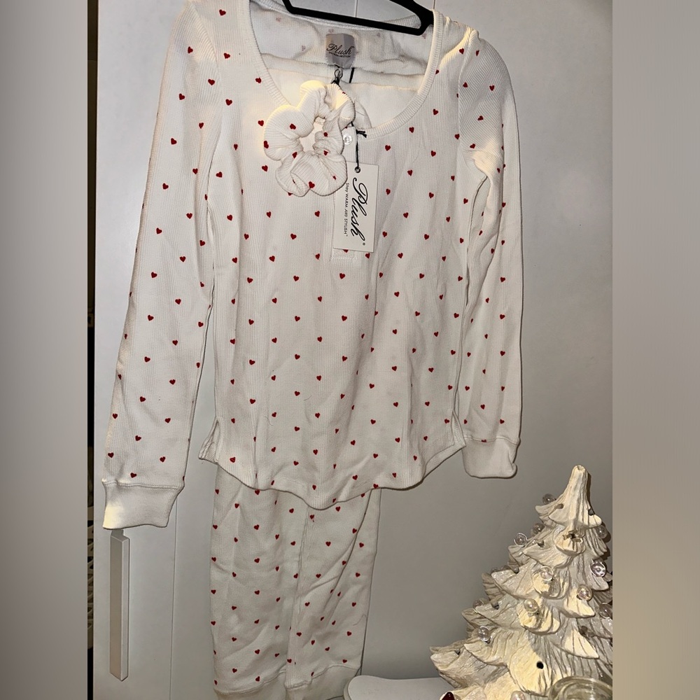NWT Hearts PLUSH Thermal Heart PJ & Scrunchie Set in White & Red